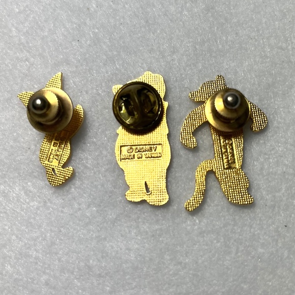 WINNIE THE POOH AND FRIENDS PIN BACK - Picture 2 of 3